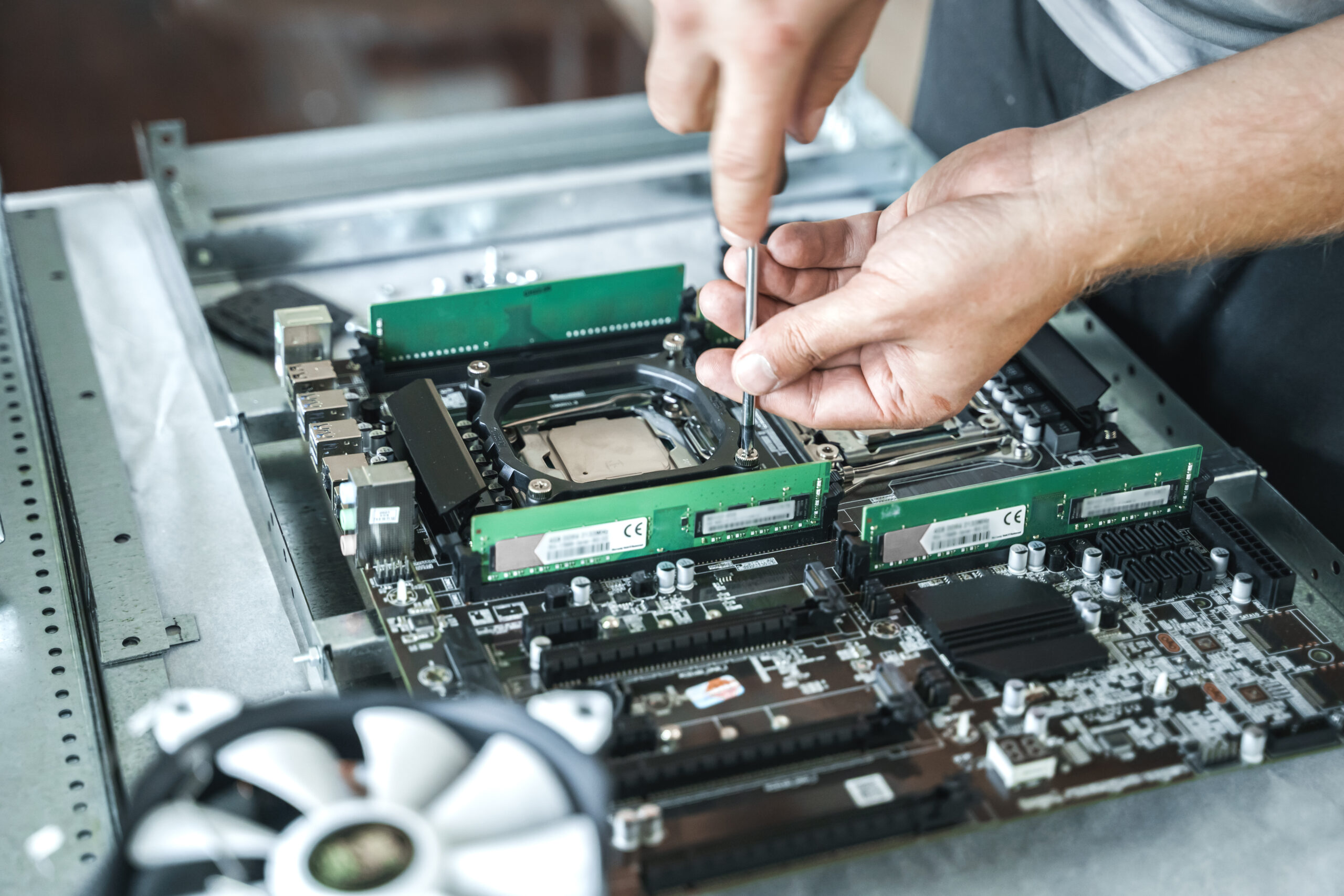 EMS 組立作業の様子