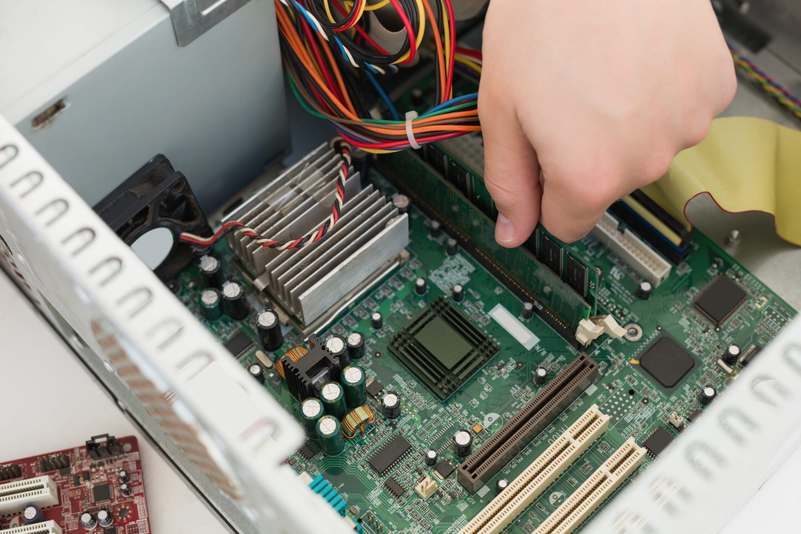 EMS 基板を取り付けている様子