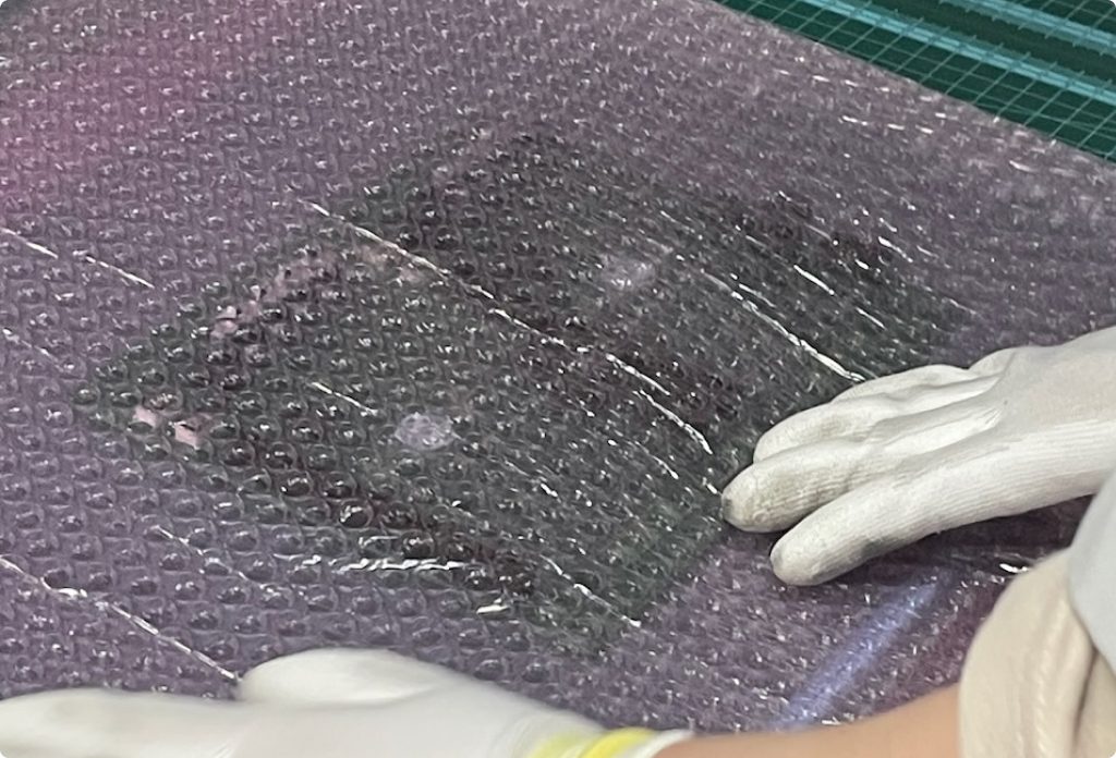 EMS 基板を梱包している様子