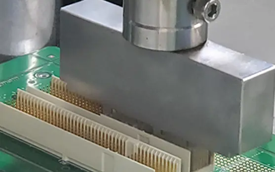 基板をプレスフィット実装している様子