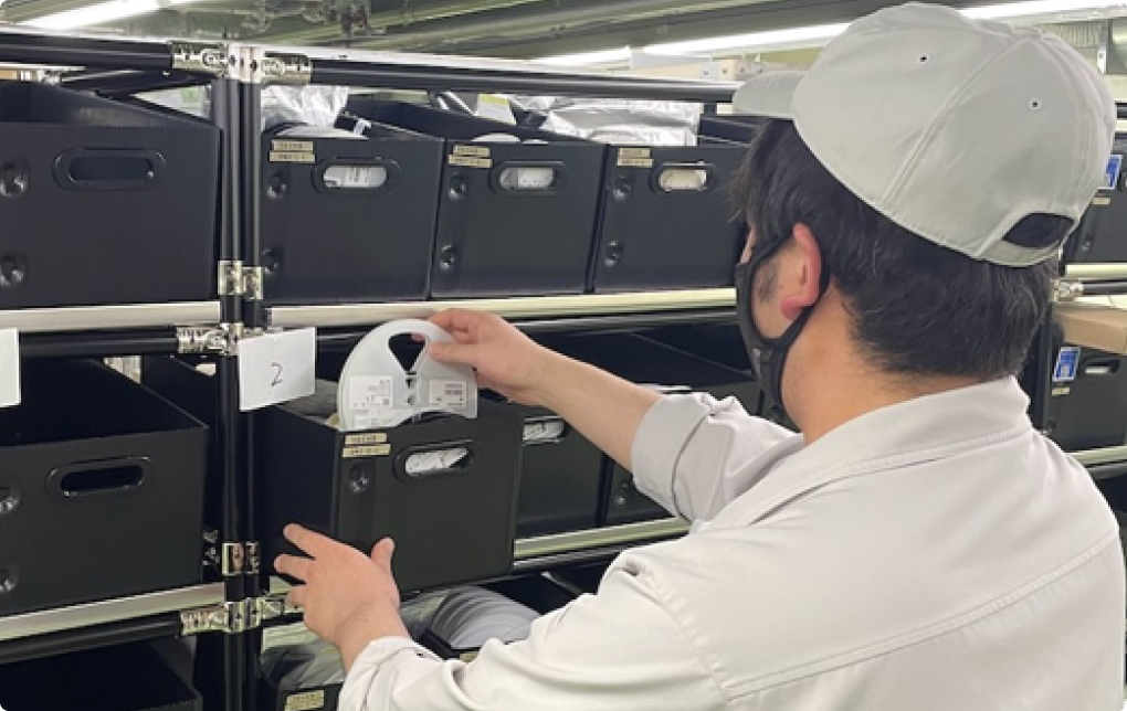 EMS 電子部品を取り出している様子