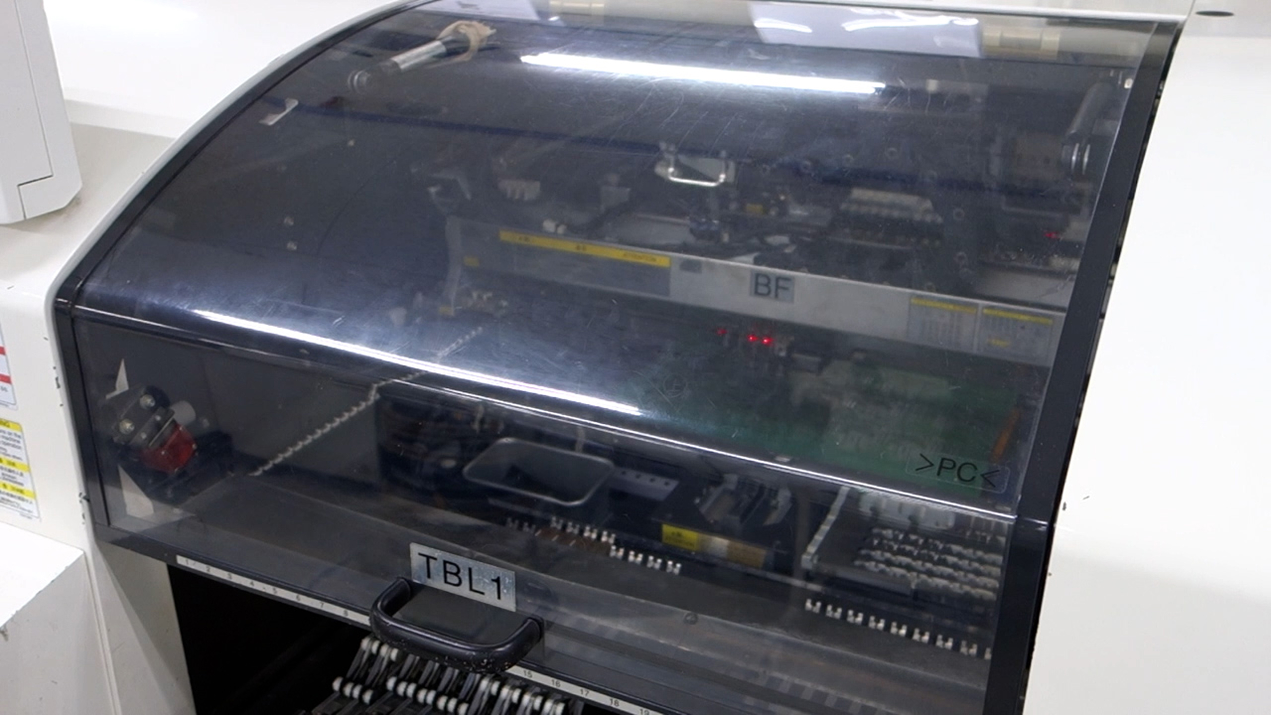 基板外観検査装置で検査している様子