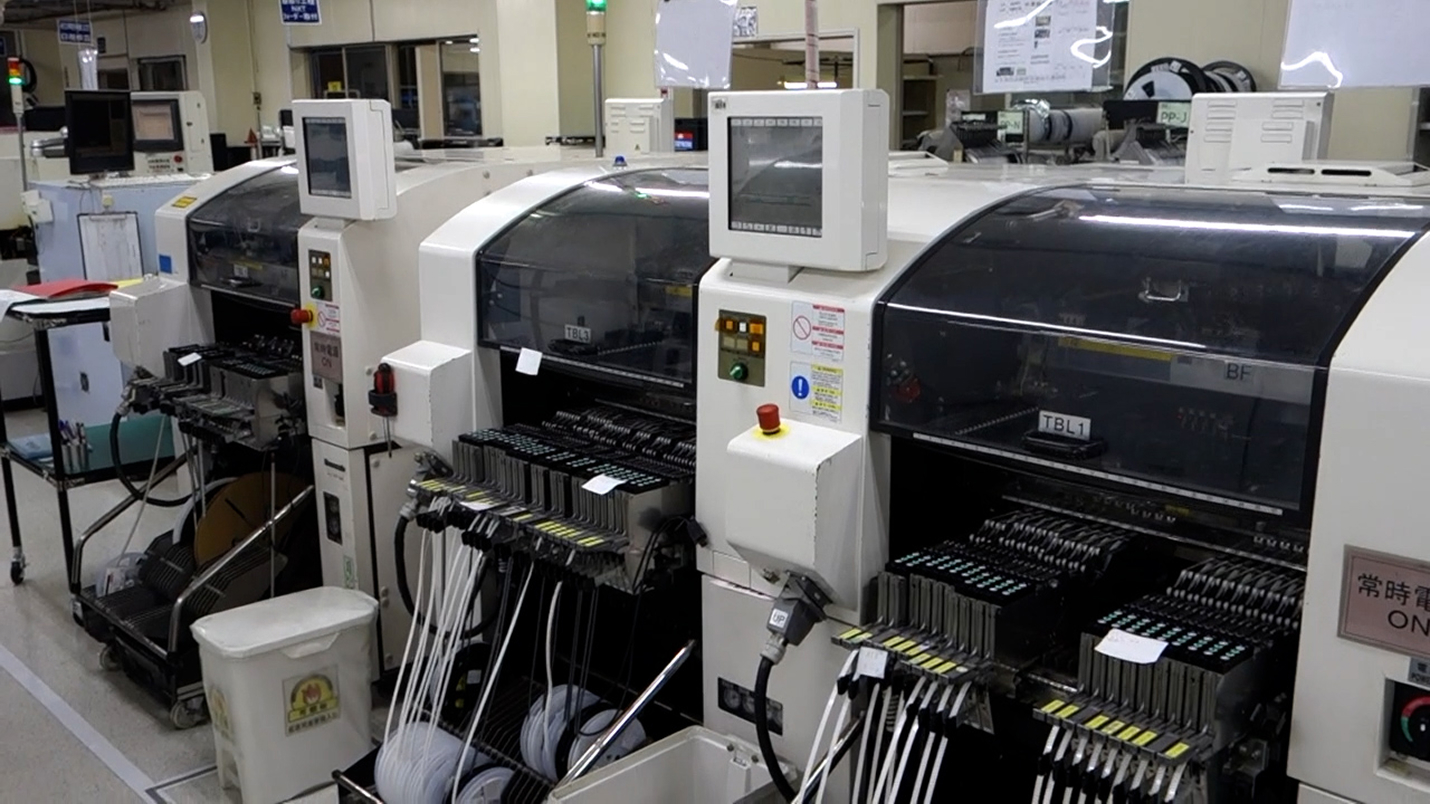 チップの電子部品を実装している様子